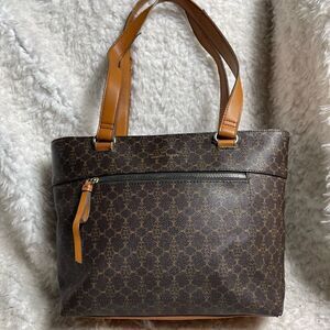 Nanette Lepore synthetic Brown and tan logo shoulder bag  gold tone hardwares.